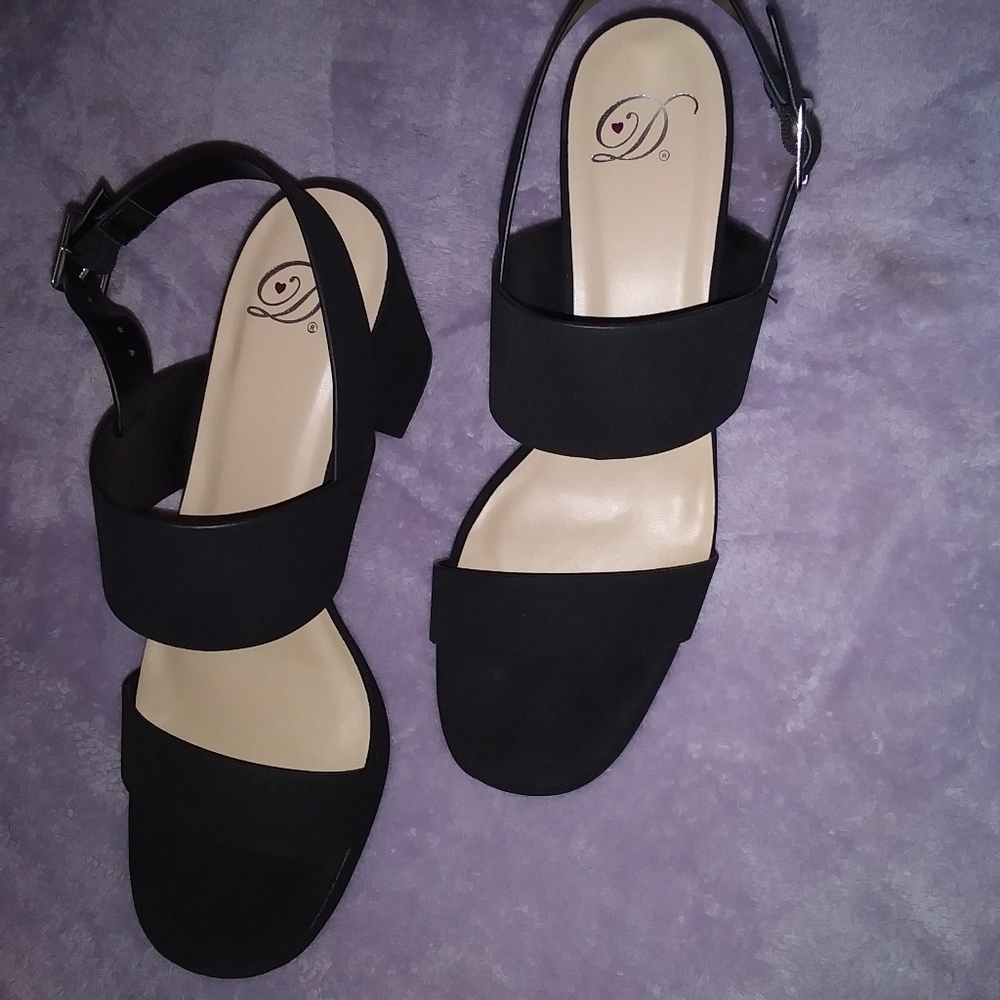 Open-toed Black Wedged Heels